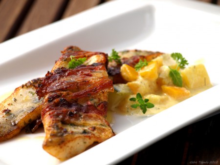 szalonnában sült fogasfilé friss kerti zöldfűszerekkel, fokhagymával és chilivel...hozzá: tejszínes-kapros cukkíni...